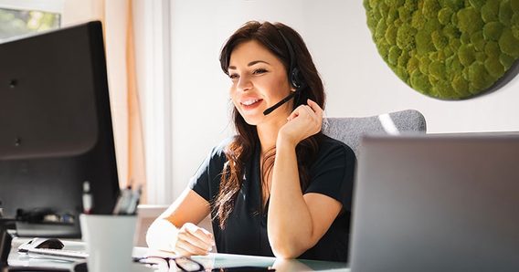 Anna vom MOOSMOOS-Kundenservice am Arbeitsplatz